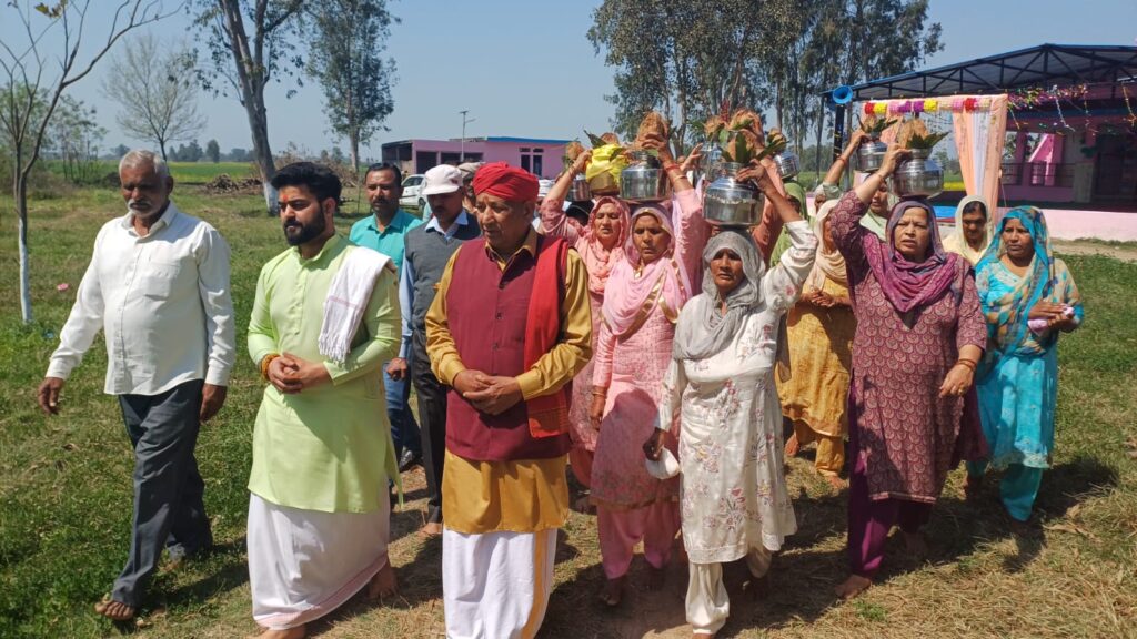 महंत मदन जी महाराज की अगुवाई में सीमांत गांव घराना में आयोजित 17वां वार्षिक संत सम्मेलन: कलश यात्रा का शुभ आरंभ